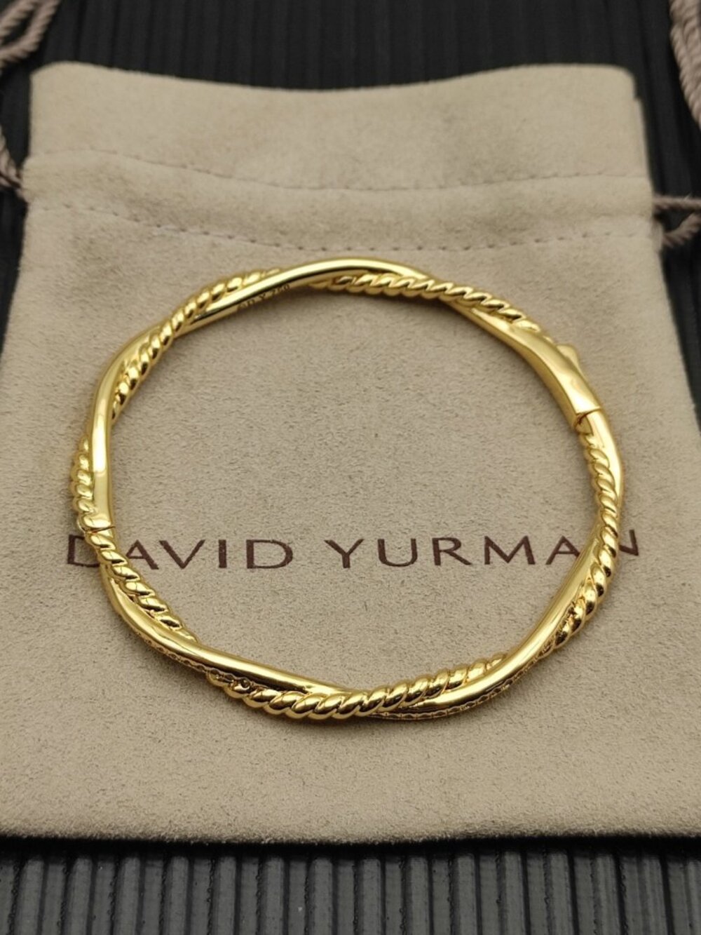 ◽️David Yurman◽️ 4.4mm Gold “Infinity” Interlaced Bracelet - Picture 3 of 7